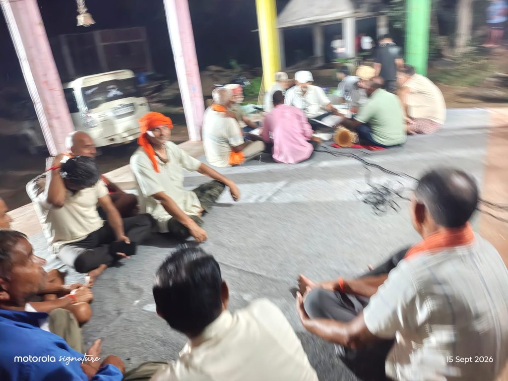 “रीवा के सेदहा स्थित झिरिया शिव एवं देवी मंदिर में सुंदरकांड पाठ और सूक्ष्म भंडारे के दौरान मौजूद श्रद्धालु”