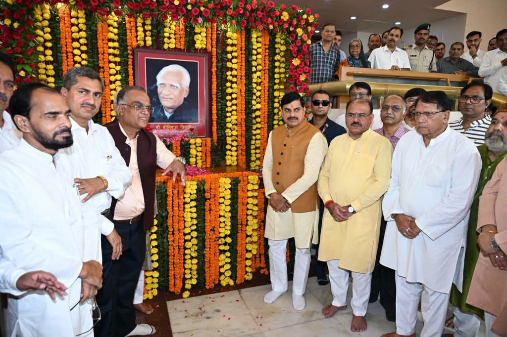विधानसभा परिसर में स्वर्गीय श्रीनिवास तिवारी की जयंती पर उनके चित्र पर पुष्पांजलि अर्पित करते मुख्यमंत्री डॉ. मोहन यादव एवं अन्य जनप्रतिनिधि।