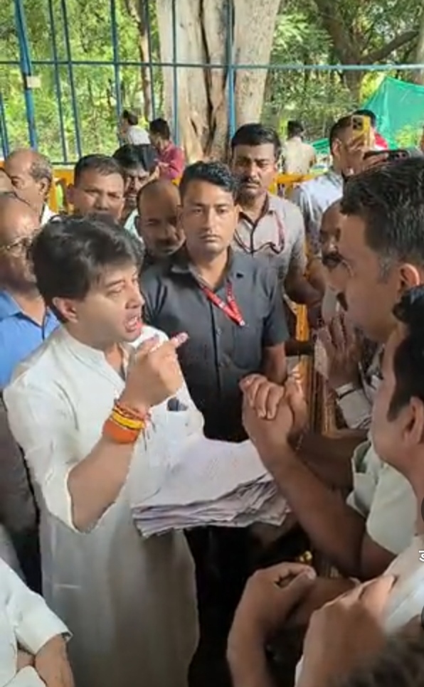गुना में खाद की किल्लत और ऑनलाइन टोकन की समस्या को लेकर केंद्रीय मंत्री ज्योतिरादित्य सिंधिया से शिकायत करते किसान, मौके पर कलेक्टर को शिकायतें दर्ज कराने के निर्देश.