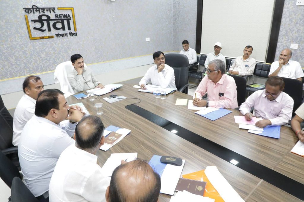 रीवा शासकीय शिक्षा महाविद्यालय की संस्थान विकास समिति की बैठक में कमिश्नर शीलेंद्र सिंह अधिकारियों के साथ चर्चा करते हुए