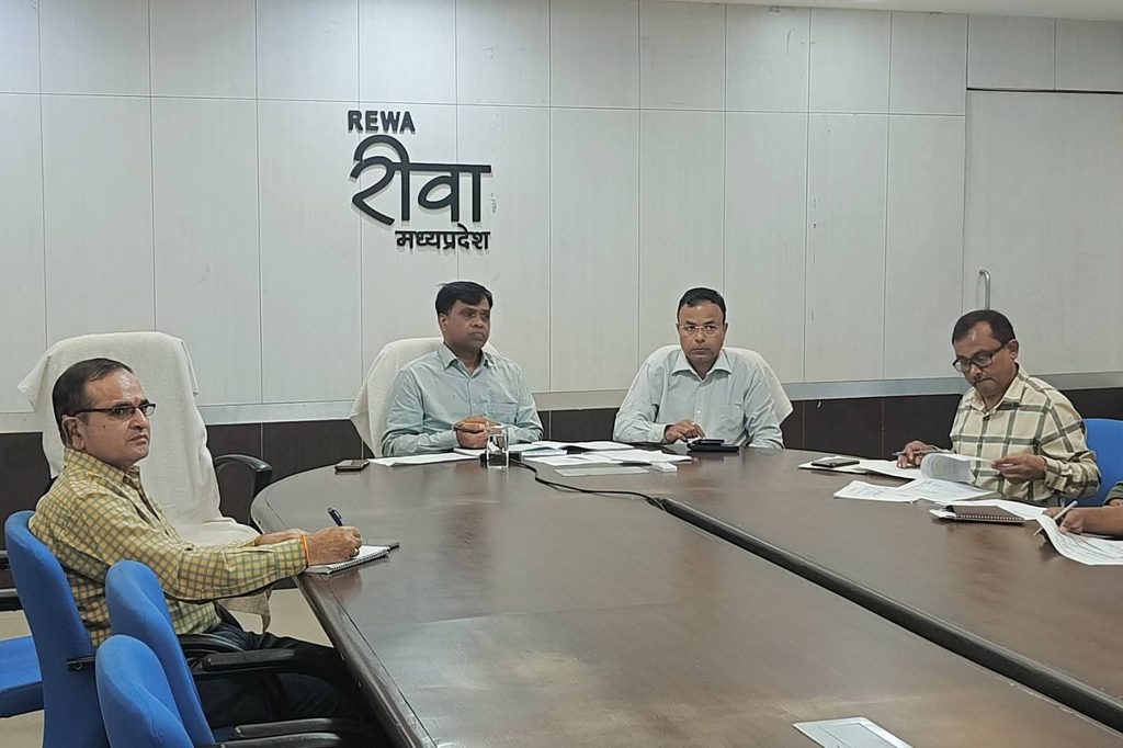 रीवा में रेलवे परियोजनाओं की समीक्षा करते कलेक्टर नरेंद्र कुमार सूर्यवंशी
