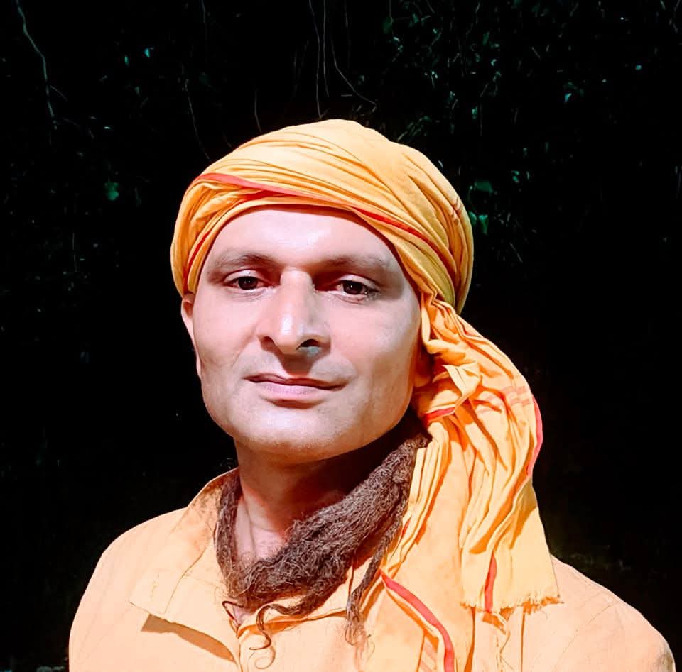 सोहागी पहाड़ NH-30 पर चौड़ीकरण का चल रहा काम और सड़क सुरक्षा को लेकर आवाज उठाते सामाजिक एवं मानवाधिकार कार्यकर्ता संत शिवानंद द्विवेदी