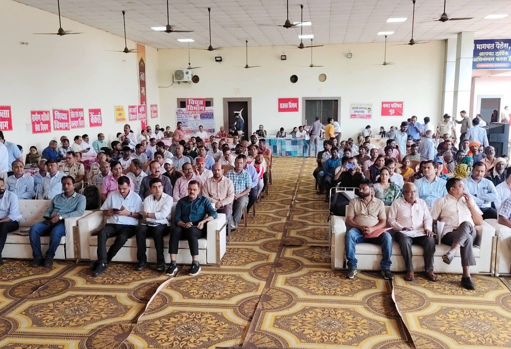 गुढ़ में जन विश्वास अभियान के शिविर में हितग्राहियों की समस्याएं सुनते कलेक्टर नरेन्द्र कुमार सूर्यवंशी