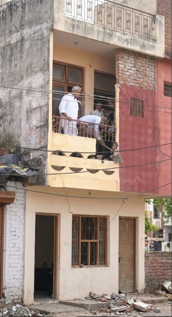 सिंहस्थ 2028 के लिए उज्जैन में सड़क चौड़ीकरण के दौरान पैतृक मकान पर गेती चलाते मुख्यमंत्री मोहन यादव