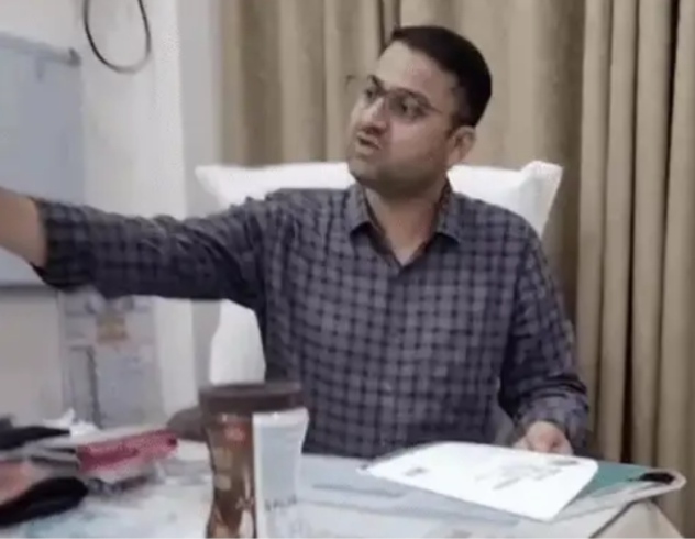 रीवा में बच्चे के इलाज को लेकर महिला की शिकायत, कलेक्टर ने SGMH अधीक्षक को दिए तत्काल उपचार के निर्देश रीवा में बच्चे के इलाज की शिकायत लेकर कलेक्ट्रेट पहुंची महिला, कलेक्टर नरेंद्र कुमार सूर्यवंशी ने SGMH अधीक्षक को इलाज के निर्देश दिए