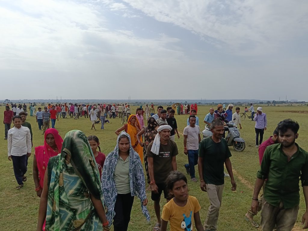 रीवा के रोझौही में न्यूक्लियर पावर प्लांट के विरोध में ग्रामीणों का प्रदर्शन