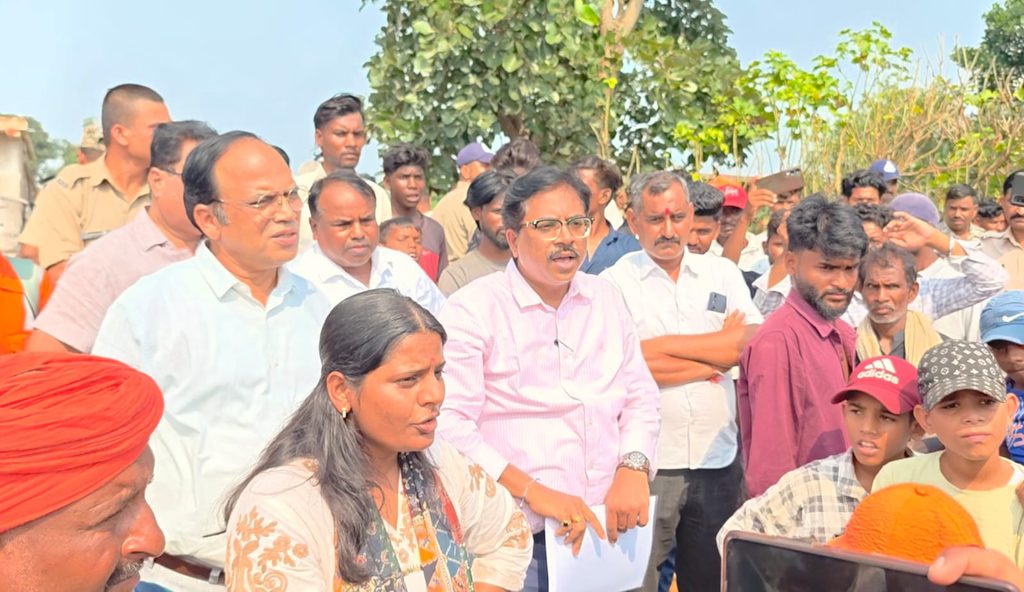 रीवा जिले के सिरमौर तहसील अंतर्गत रोझौही और सरई कला में प्रस्तावित टाटा न्यूक्लियर पावर प्लांट के विरोध में एकत्र ग्रामीण, बोरहोल कार्य रोकने और कथित फर्जी NOC की जांच की मांग।
