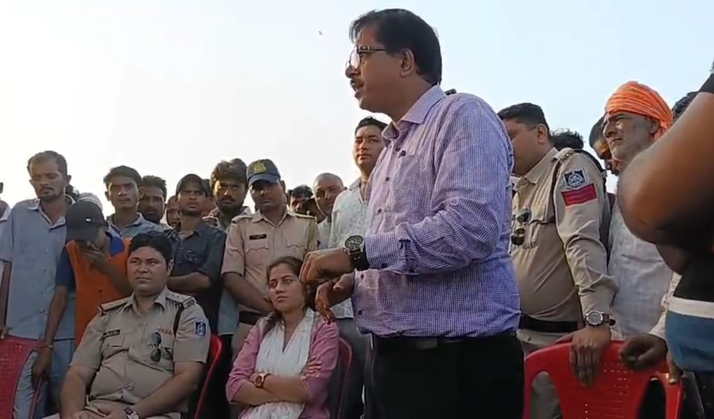 रीवा के रोझौही सरई कला में प्रस्तावित टाटा न्यूक्लियर पावर प्लांट के विरोध में ग्रामीणों और प्रशासनिक अधिकारियों के बीच संवाद, सुरक्षा और पर्यावरण को लेकर ग्रामीणों ने जताई आपत्ति।