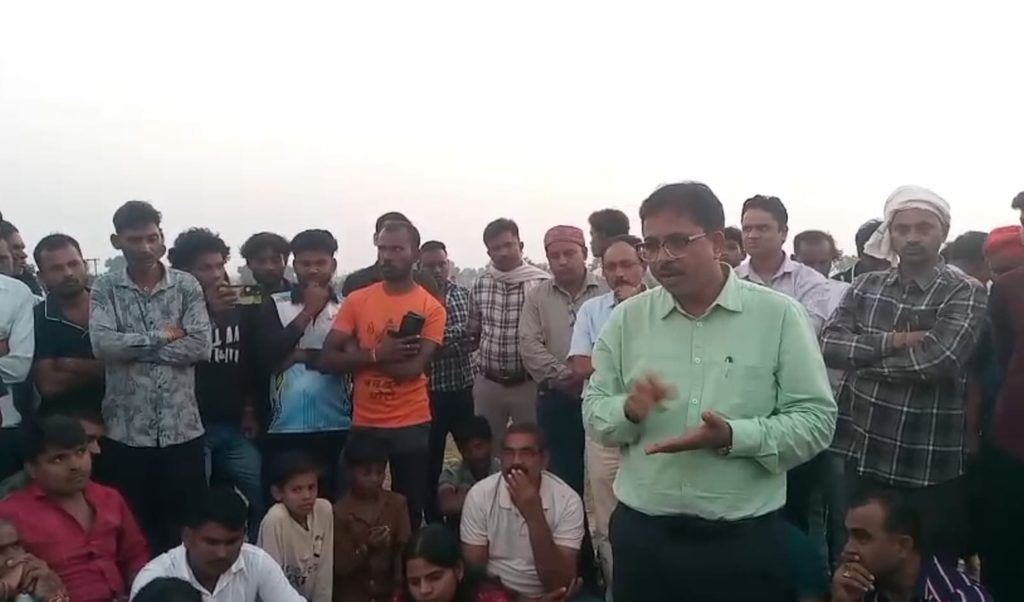 रोझौही में प्रस्तावित न्यूक्लियर पावर परियोजना के विरोध में एकत्र ग्रामीण, रीवा मध्यप्रदेश